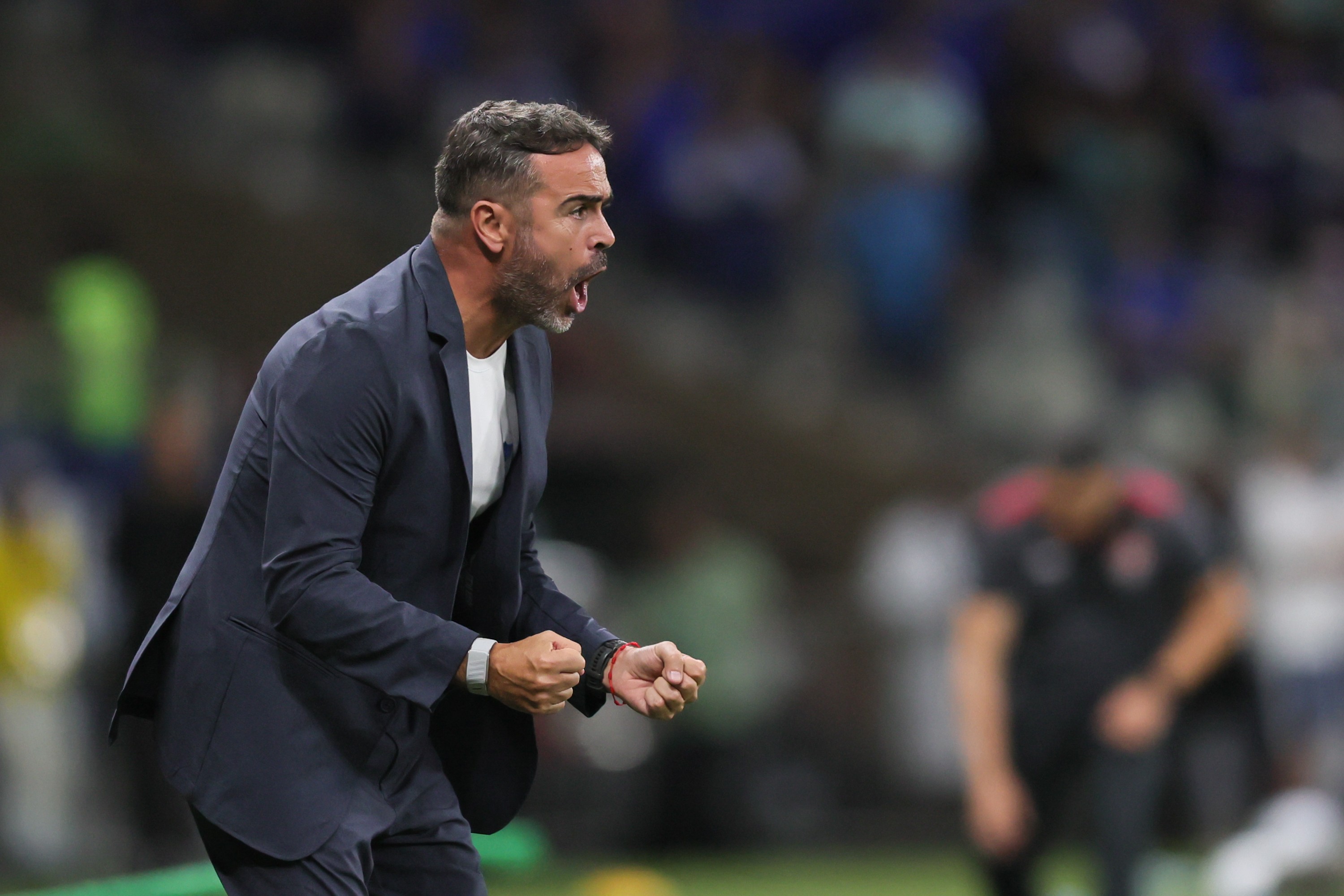 Estreia de Artur Jorge tem jogo definido em seis minutos | Ge