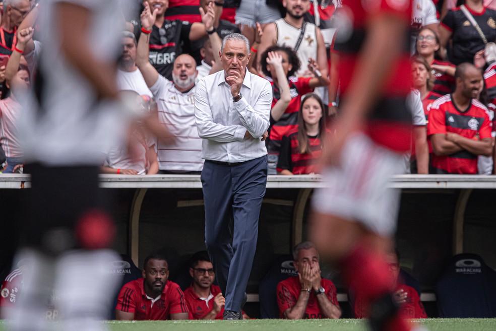 Tite em pose repetida por quase todo o jogo: braço cruzado e mão no queixo — Foto: Paula Reis / CRF