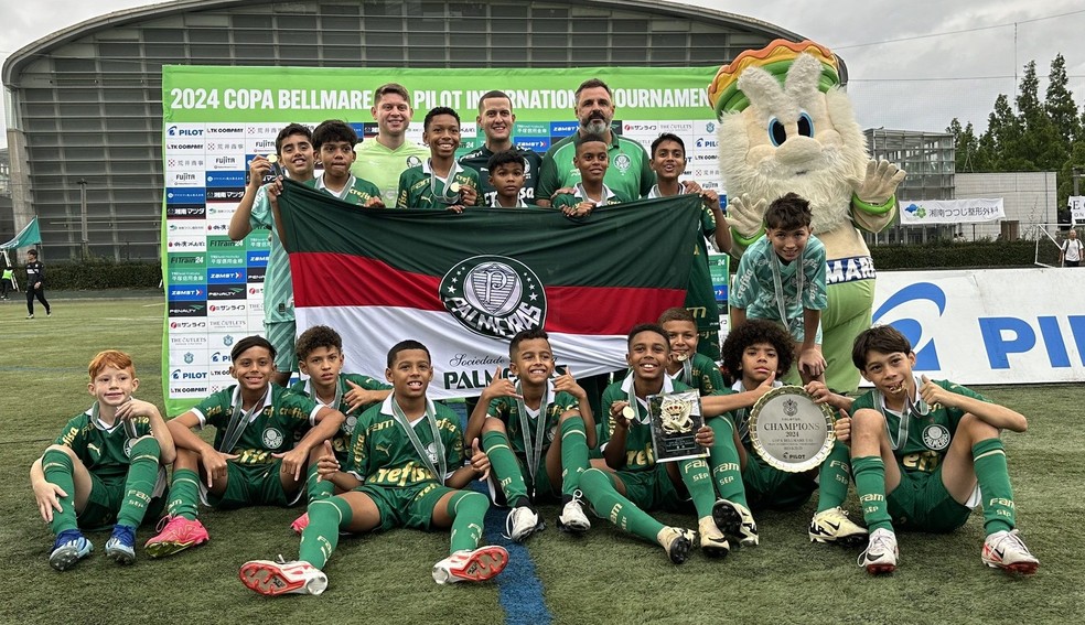 Atletas do Sub-11 do Palmeiras conquistaram o tetra da Bellmare Internacional Cup, no Japão — Foto: Divulgação / Palmeiras