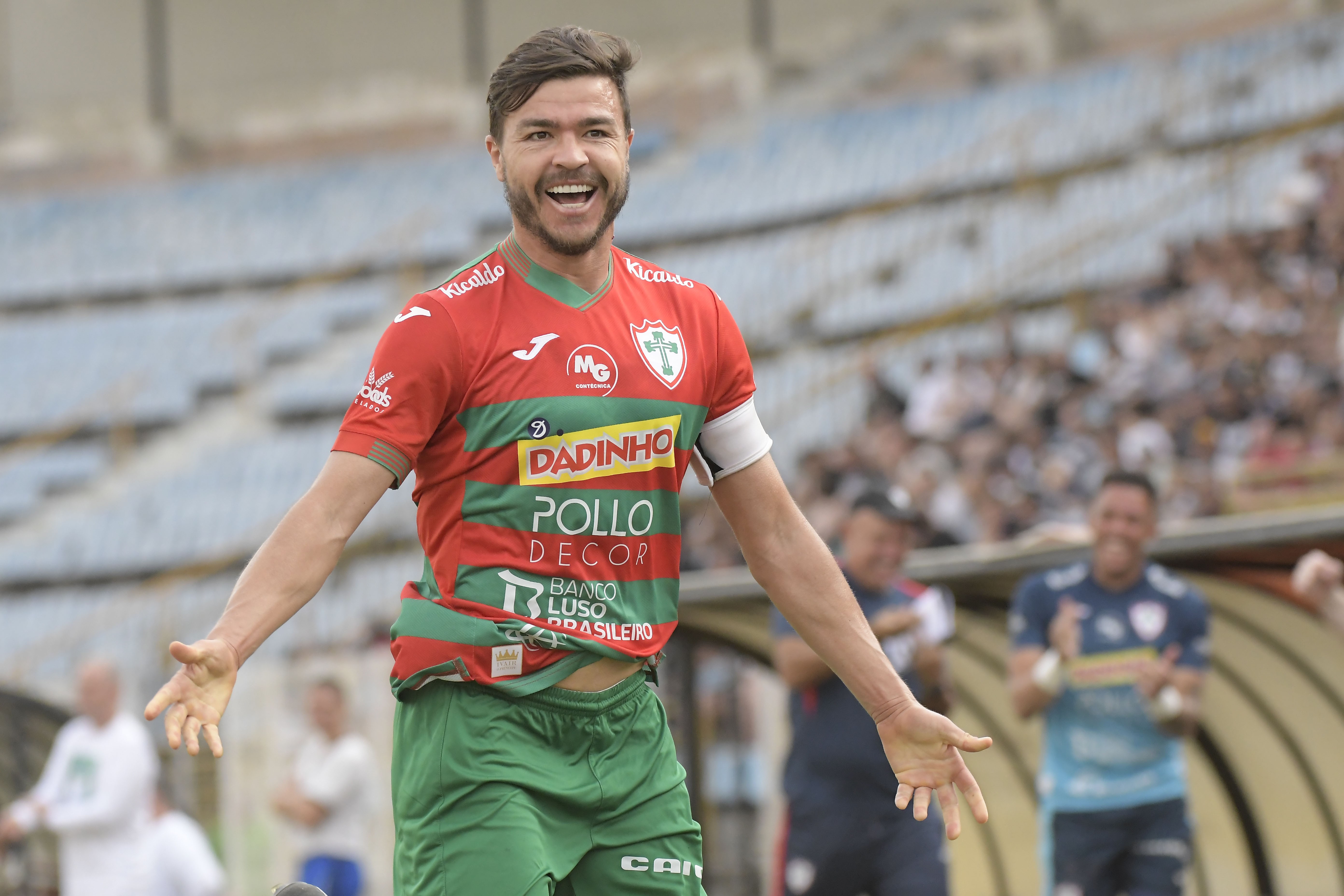 Portuguesa anuncia renovação do meio-campista Cristiano
