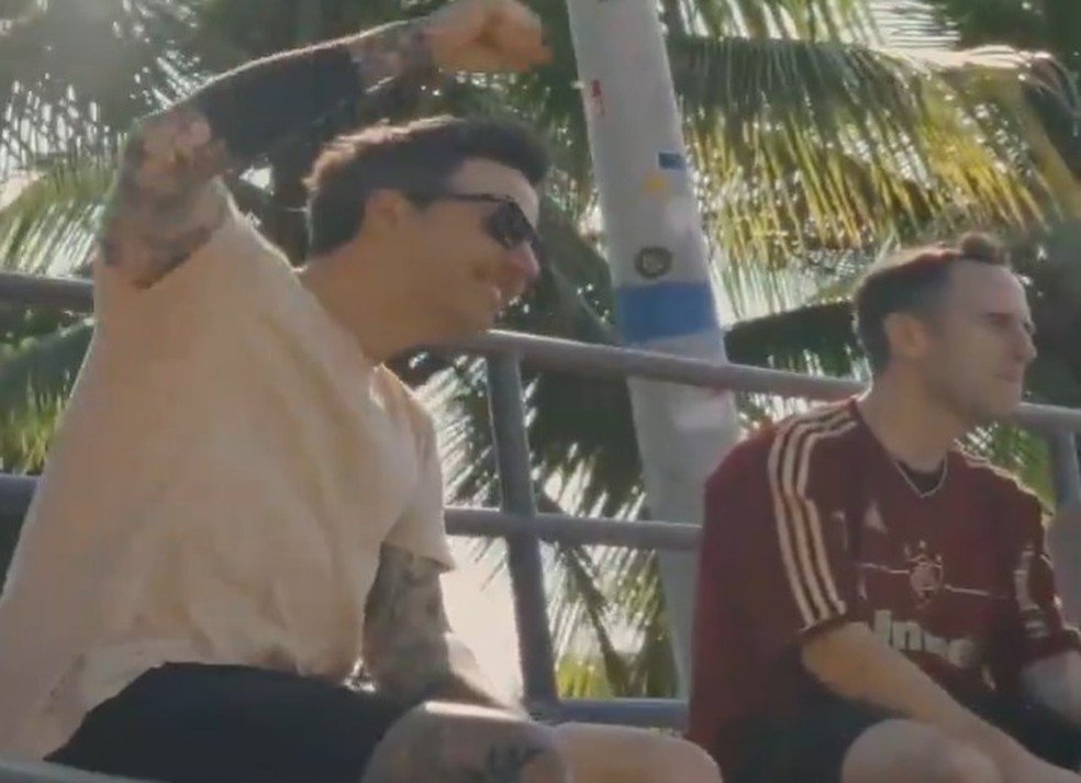 Simple Plan faz homenagem ao Brasil e usa Fluminense de referência — Foto: Reprodução