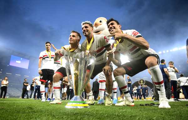 Evolução do São Paulo refletida na união do time e melhora nos pagamentos.