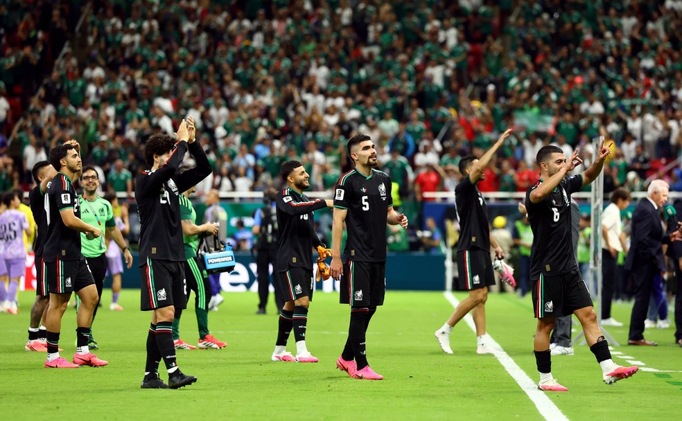 Jogadores do México comemoram classificação