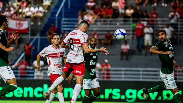 Gegê marca de cabeça para o CRB