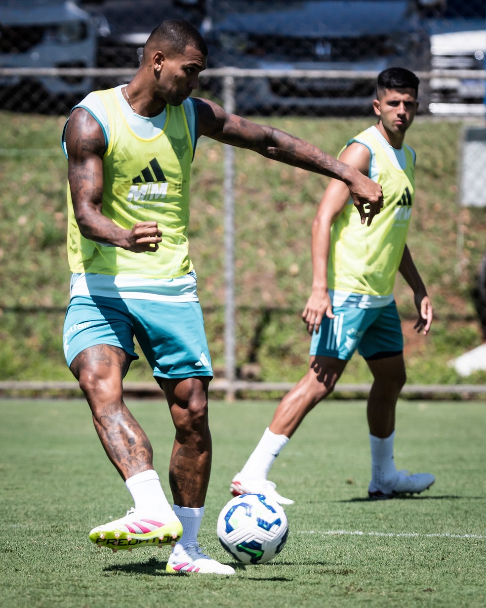 Walace e Gamarra em treino do Cruzeiro — Foto: Gustavo Aleixo/Cruzeiro