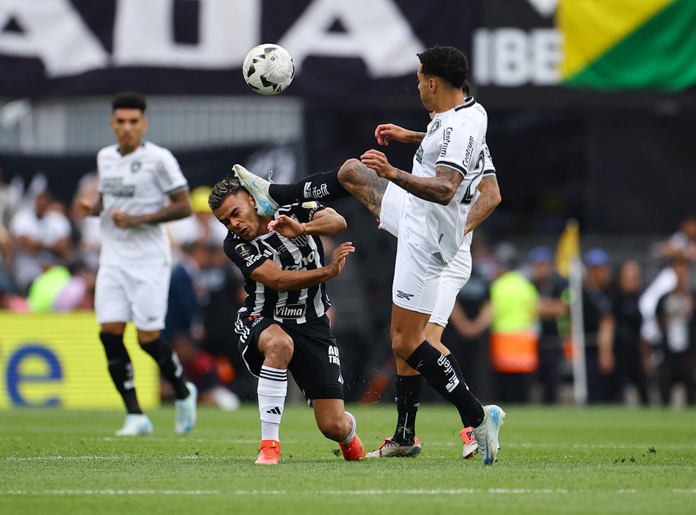 Expulsão Gregore - Atlético-MG x Botafogo — Foto: REUTERS/Agustin Marcarian