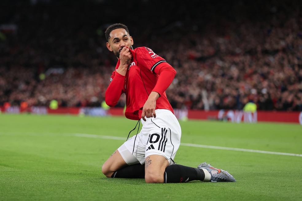 Matheus Cunha comemora gol pelo Manchester United.
