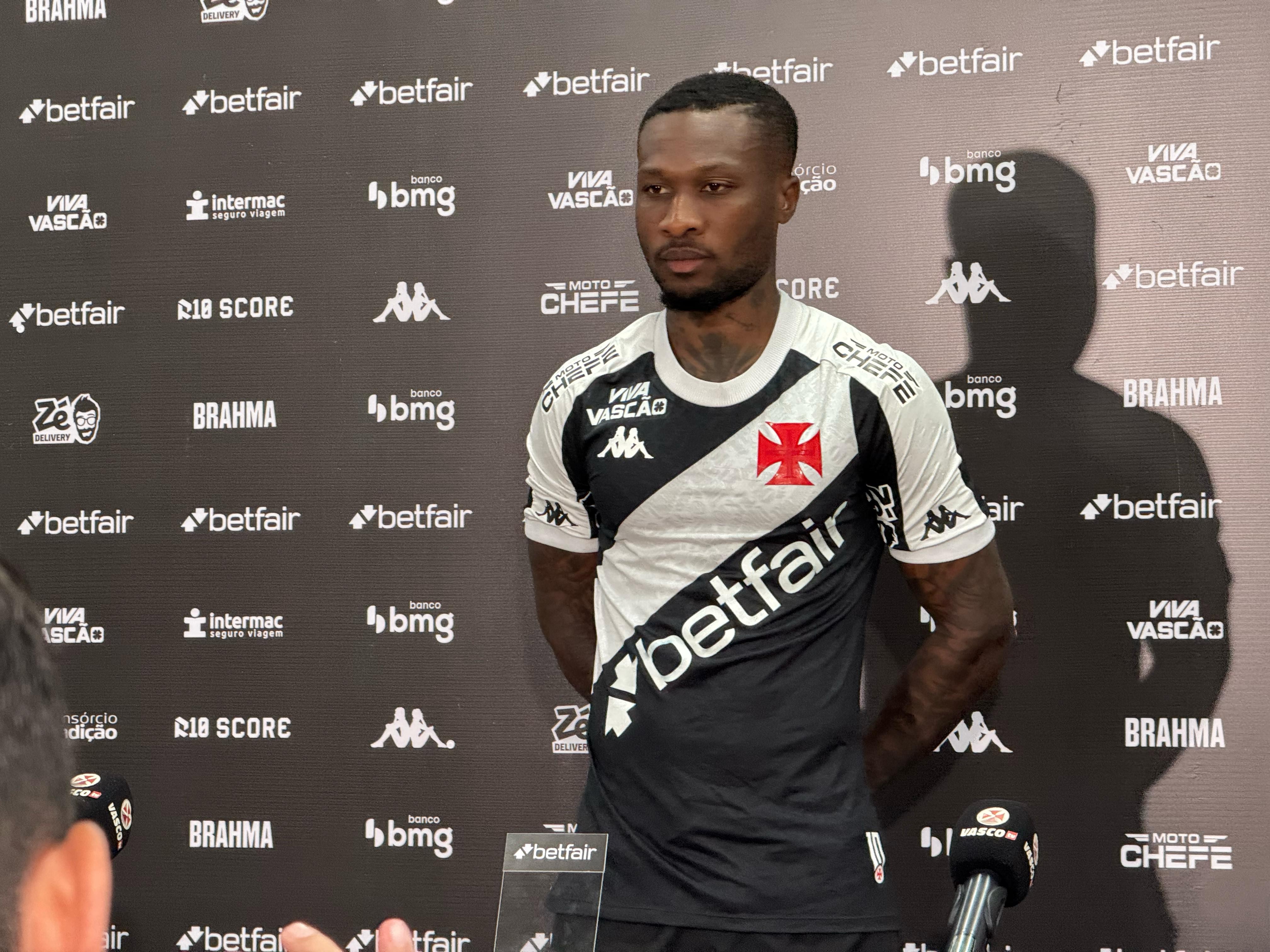 Do meme da mão no ouvido ao retorno: Loide ganha chance de recomeço no Vasco
