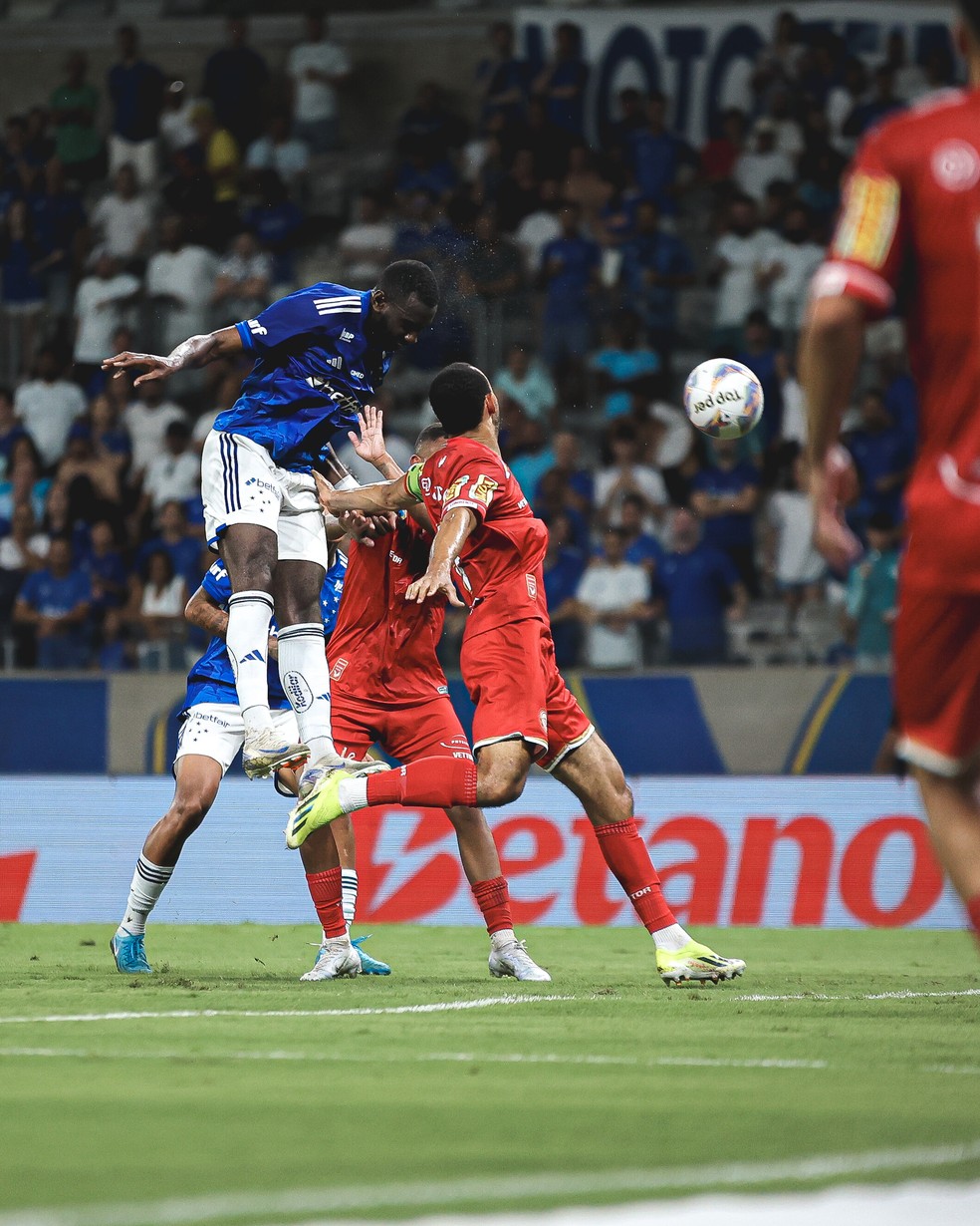 Bolasie, de cabeça, abriu o placar para o Cruzeiro diante do Tombense