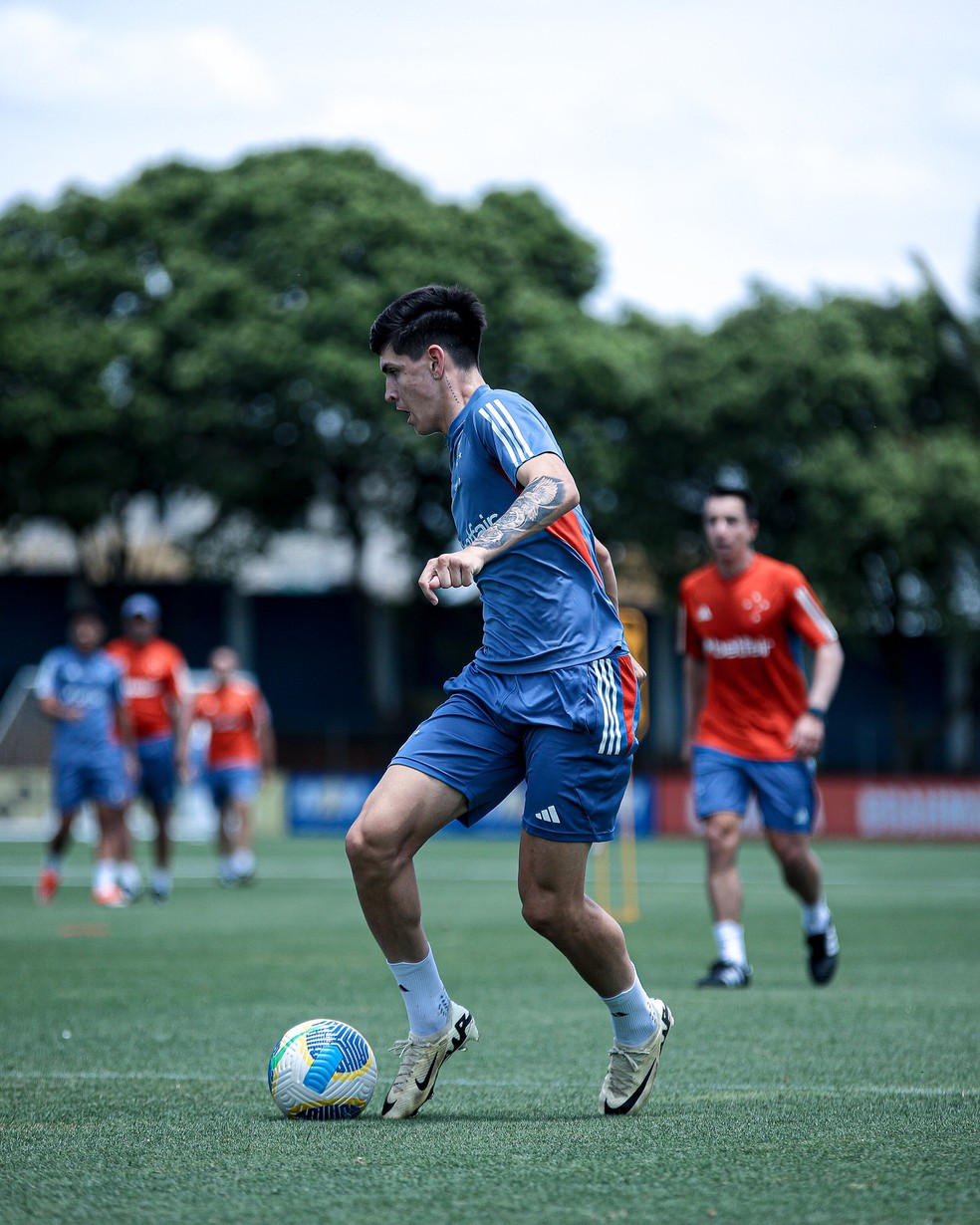 Rayan Lelis em treino do Cruzeiro — Foto: Gustavo Aleixo/ Cruzeiro