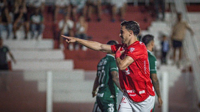 Labandeira comemora gol da vitória do Vila