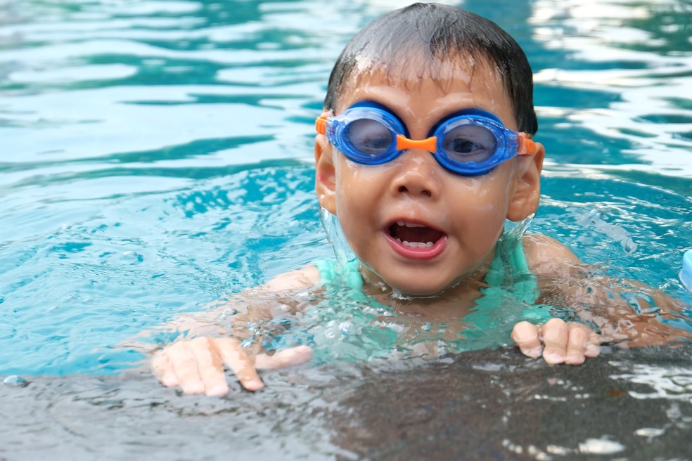 Como ensinar a nadar: passos e brincadeiras