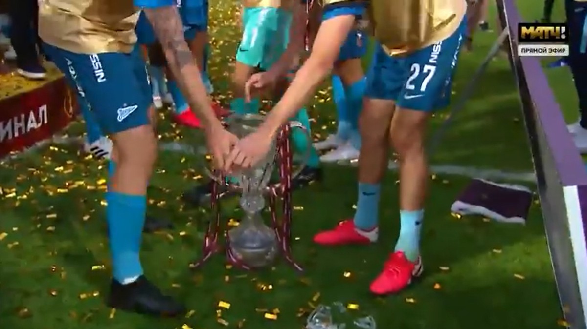 Zenit é campeão Russo e quebra a taça durante a comemoração; veja