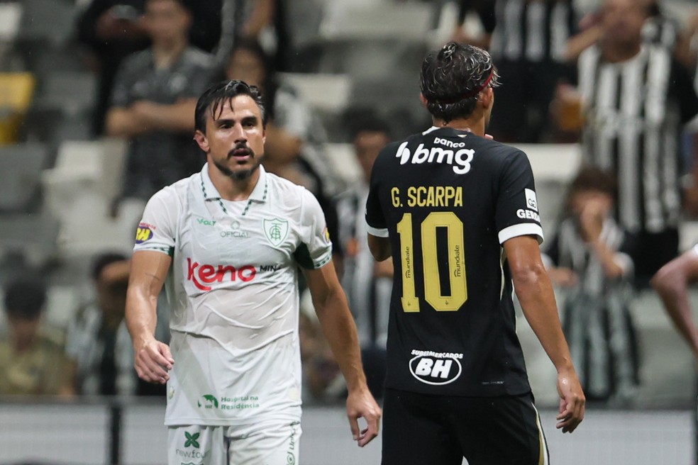 Willian Bigode e Gustavo Scarpa durante jogo entre Atlético-MG e América-MG — Foto: Gilson Lobo/AGIF
