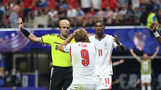 Harry Kane reclama de pênalti em Inglaterra x RD Congo