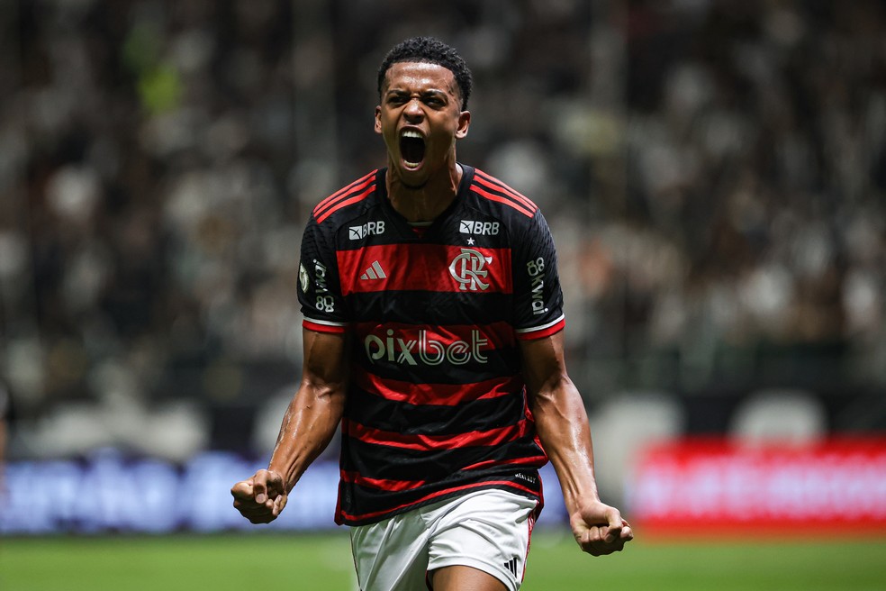 Carlinhos comemora gol do Flamengo contra Atlético-MG — Foto: Gilson Lobo/AGIF