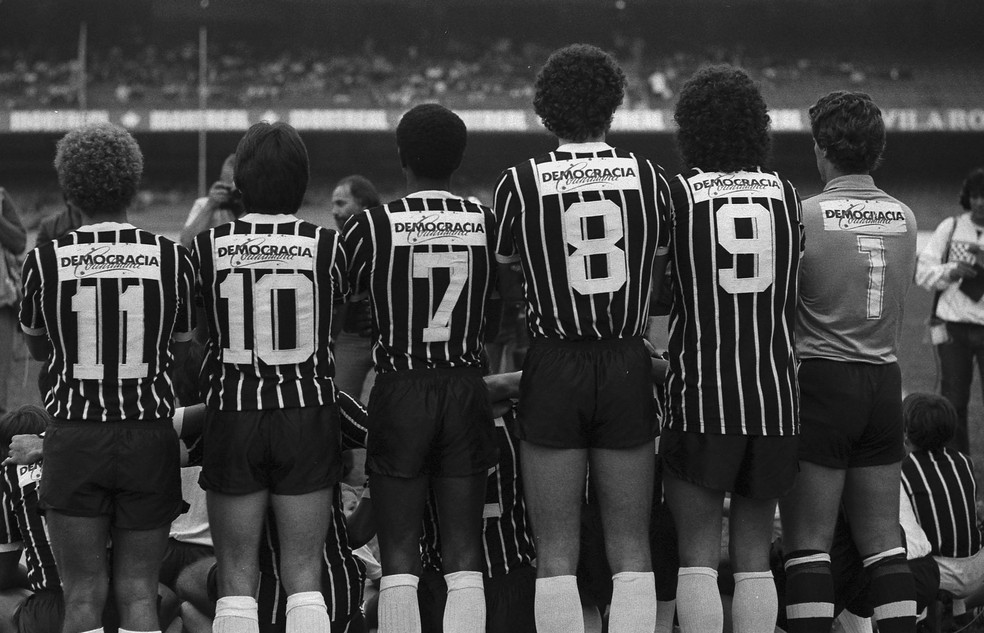 Jogadores do Corinthians com camisa com estampa da Democracia Corinthians, em 1983 — Foto: Domicio Pinheiro / Estadão Conteúdo