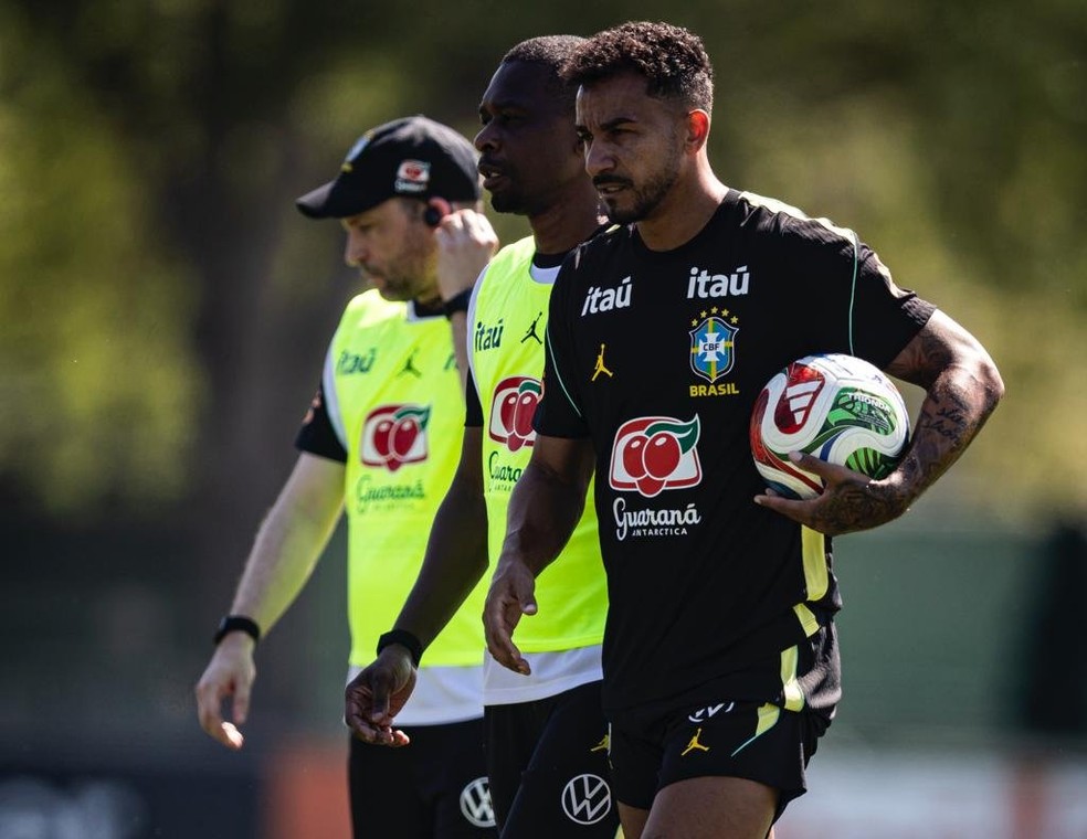 Danilo com a bola no treino da seleção brasileira — Foto: Leo Sguaçabia