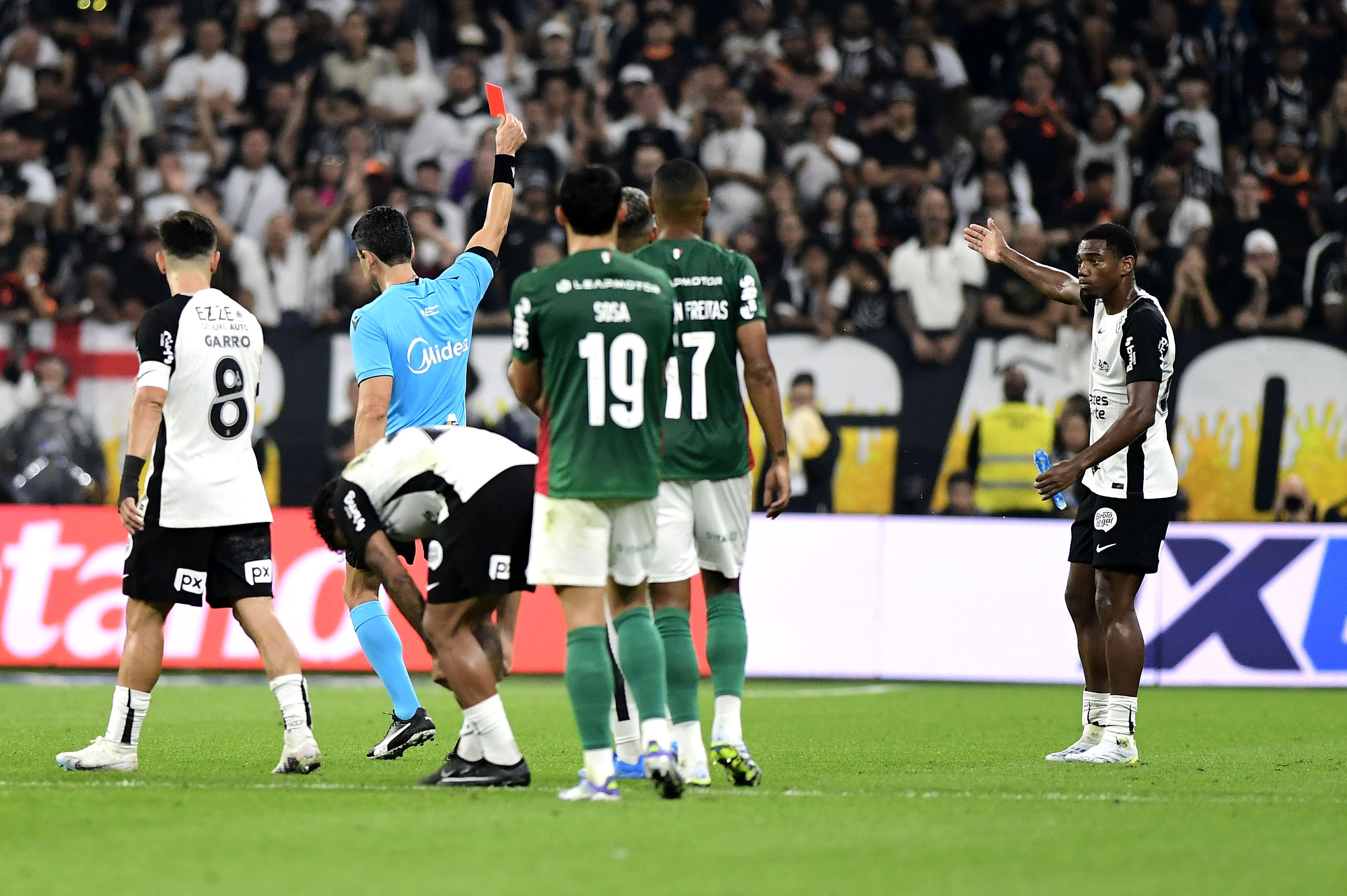 MULTADO! Volante do Corinthians sofre punição após cartão vermelho
