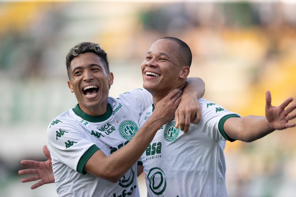 Caio Dantas, à direita, comemora gol durante Chapecoense x Guarani — Foto: Liamara Polli/AGIF