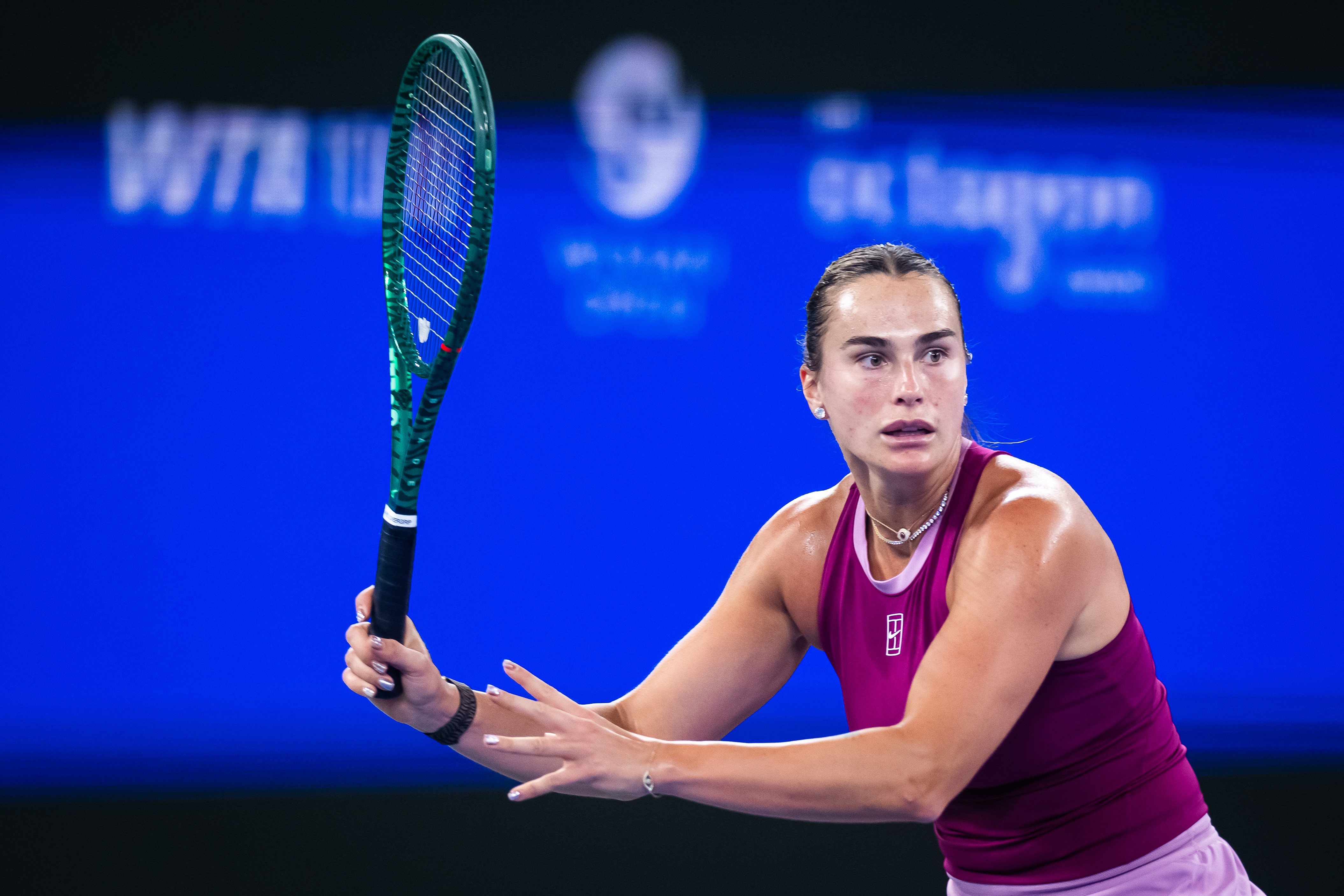 Sabalenka sente o joelho, sofre virada contra 34ª do mundo e é eliminada na estreia em Wuhan