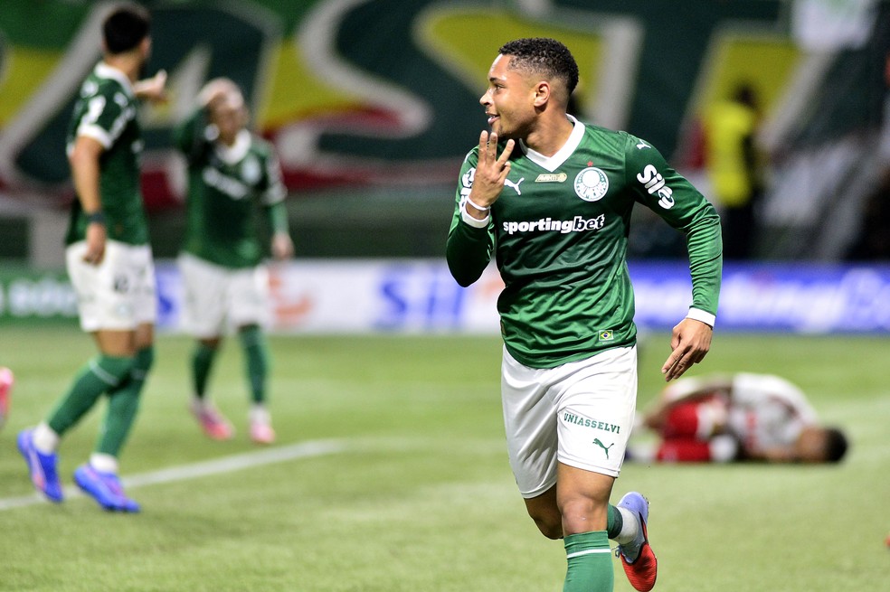 Vitor Roque, do Palmeiras, celebra hat-trick diante do Internacional — Foto: Marcos Ribolli