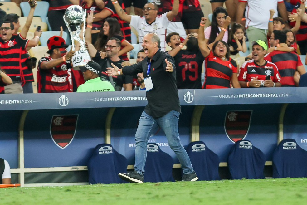 Noval celebra gol do Flamengo na decisão do Mundial Sub-20