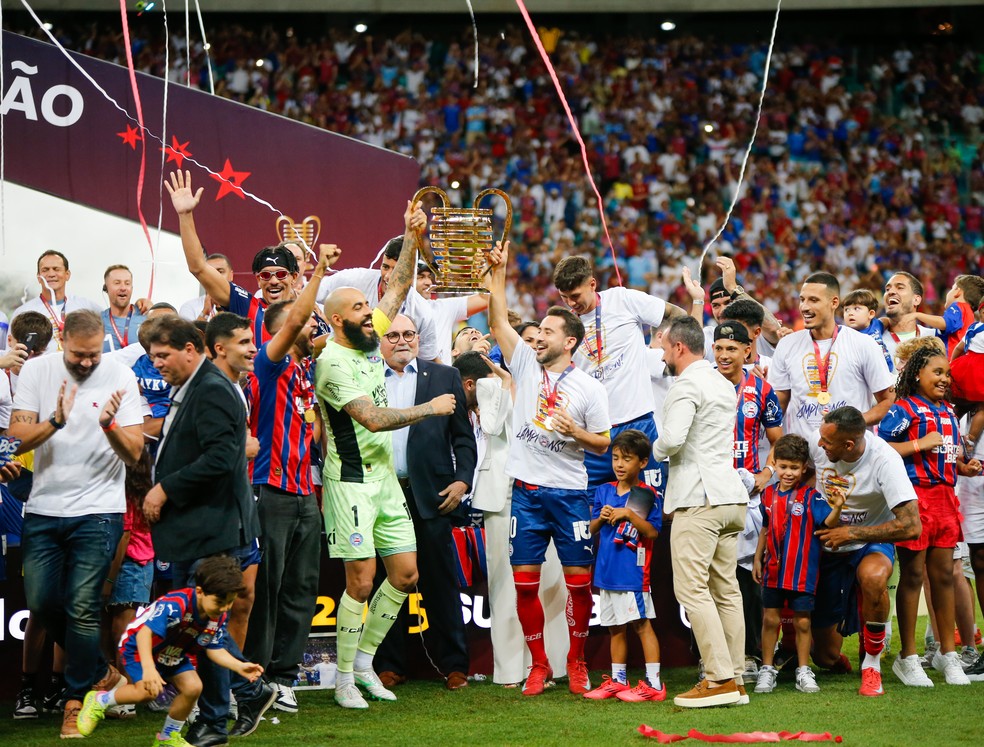 Jogadores do Bahia comemoram ttulo de campeo aps partida contra o Confiana no estdio Fonte Nova pela deciso do campeonato Copa Do Nordeste 2025  Foto: Mrcio Jos/AGIF