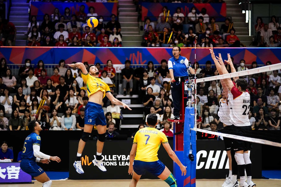 Arthur foi o destaque brasileiro e o maior pontuador da partida — Foto: VNL