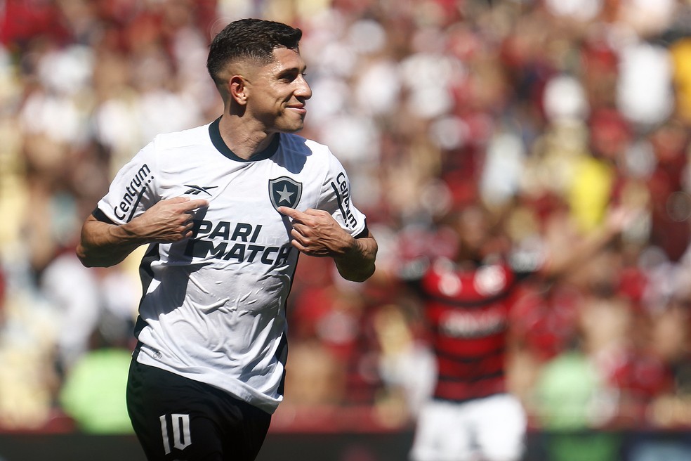 Savarino comemora gol em Flamengo x Botafogo