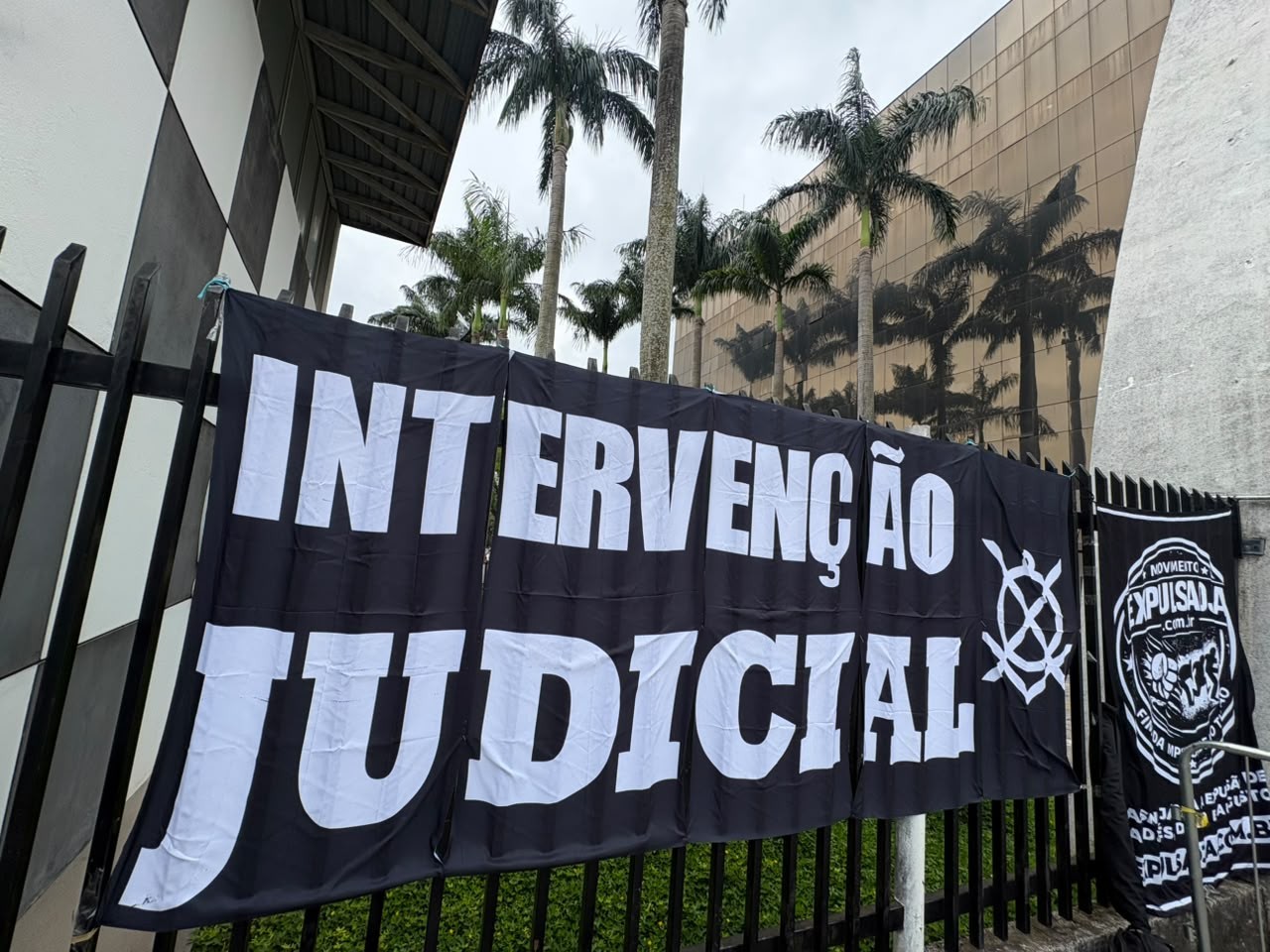 Torcedores do Corinthians protestam no Parque São Jorge e pedem intervenção judicial