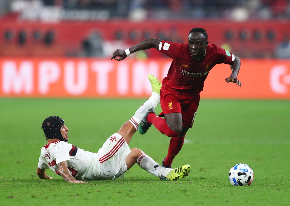 Sadio Mané em disputa com Rafinha em Flamengo x Liverpool — Foto: REUTERS/Ibraheem Al Omari