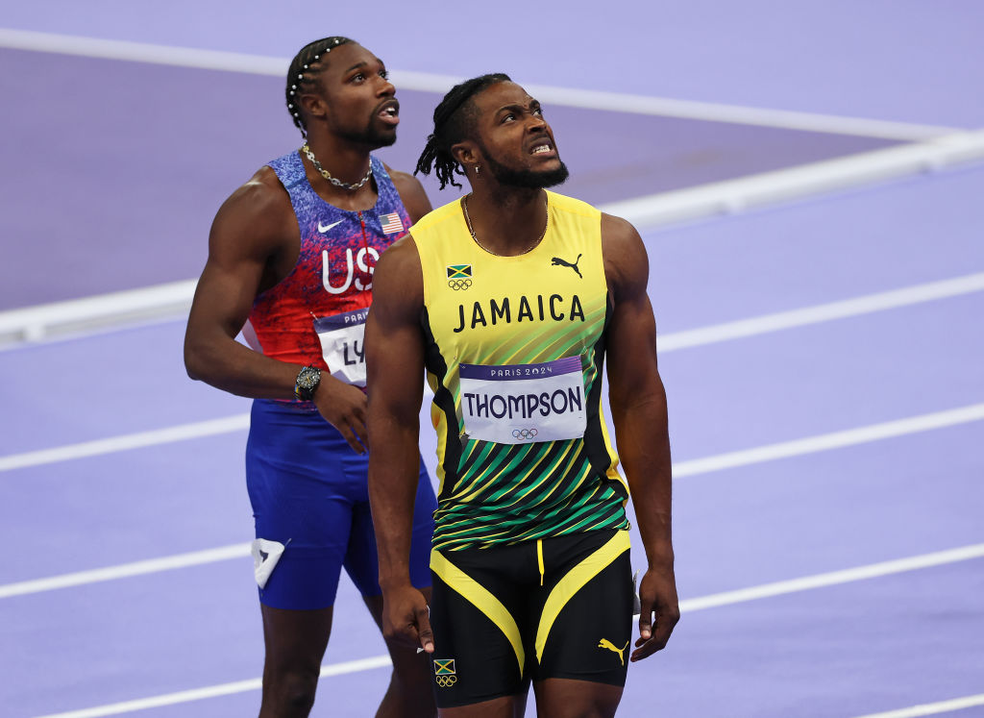 Noah Lyles e Kishane Thompson aguardam a divulgação do resultado da final dos 100 metros rasos dos Jogos Olímpicos de Paris 2024 — Foto: Michael Steele/Getty Images