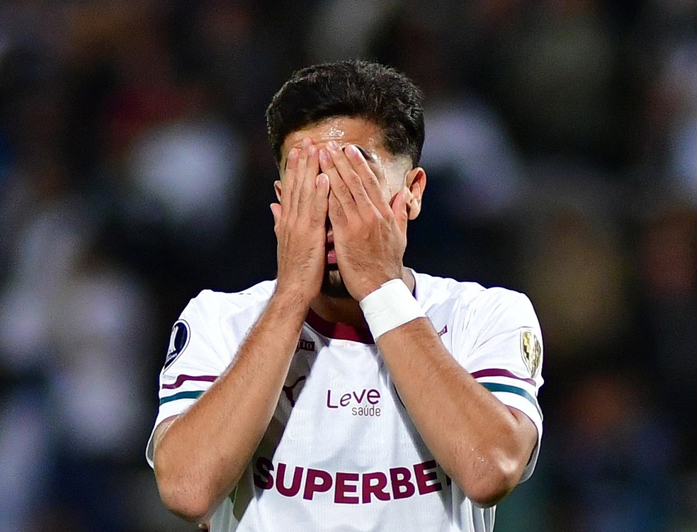 Nonato lamenta lance perdido em Rivadavia x Fluminense � Foto: REUTERS/Ramiro Gomez
