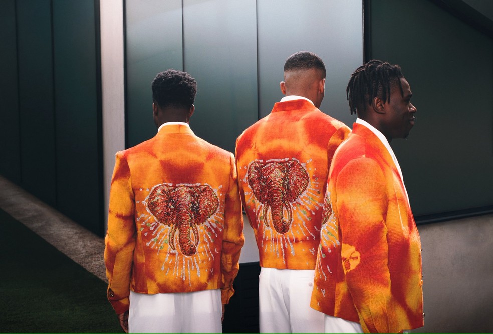 Jogadores da Costa do Marfim com blazers laranja — looks da Costa do Marfim