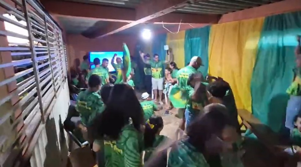Família de Weverton vibra com gol de empate do Brasil na estreia