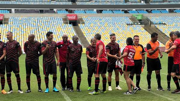 Diego Ribas comenta reformulação no Flamengo e faz golaços em evento no Maracanã; veja vídeo