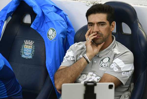 Abel Ferreira tranquiliza torcedores sobre destaques do Estadual no Palmeiras