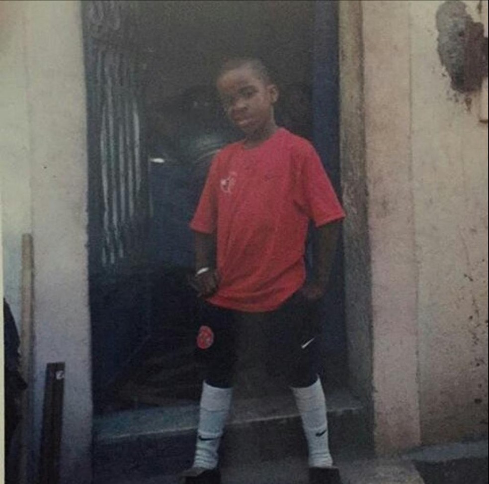 Vinicius Jr quando criança com uniforme da Escolinha do Flamengo — Foto: Arquivo Pessoal
