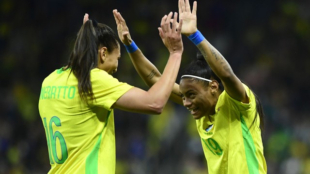 Bia Zaneratto e Tainá Maranhão comemoram gol do Brasil contra Estados Unidos