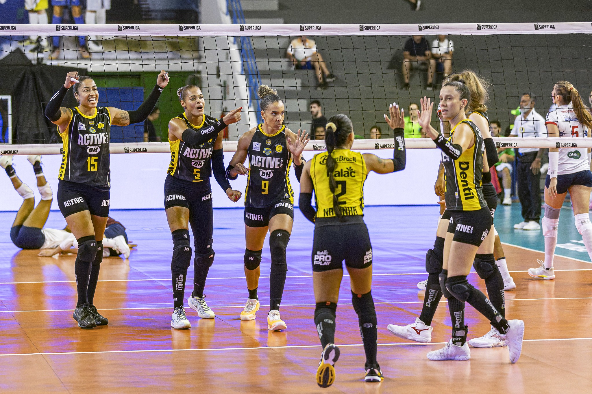 Praia Clube roda o elenco, vence Paulistano Barueri e segue invicto na Superliga Feminina