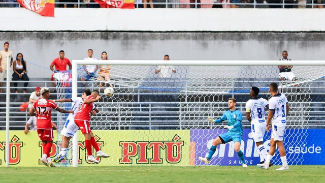 Anselmo Ramon abriu o placar de cabeça