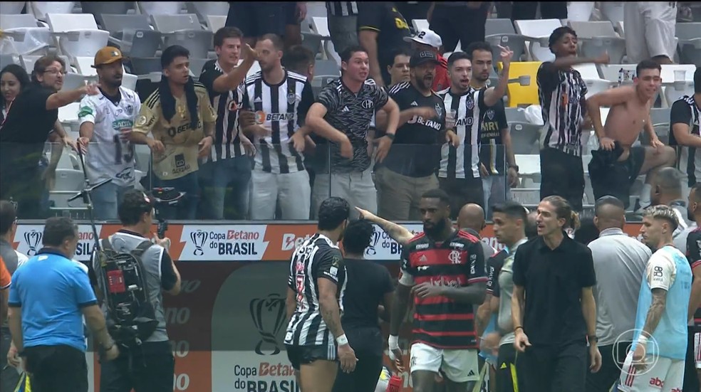 Confusão entre jogadores do Atlético-MG e do Flamengo na final da Copa do Brasil — Foto: Reprodução/Globo