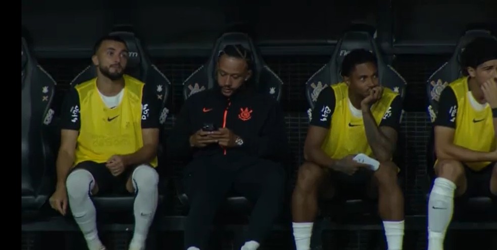 Memphis no celular no banco de reservas em Corinthians x Flamengo — Foto: Reprodução