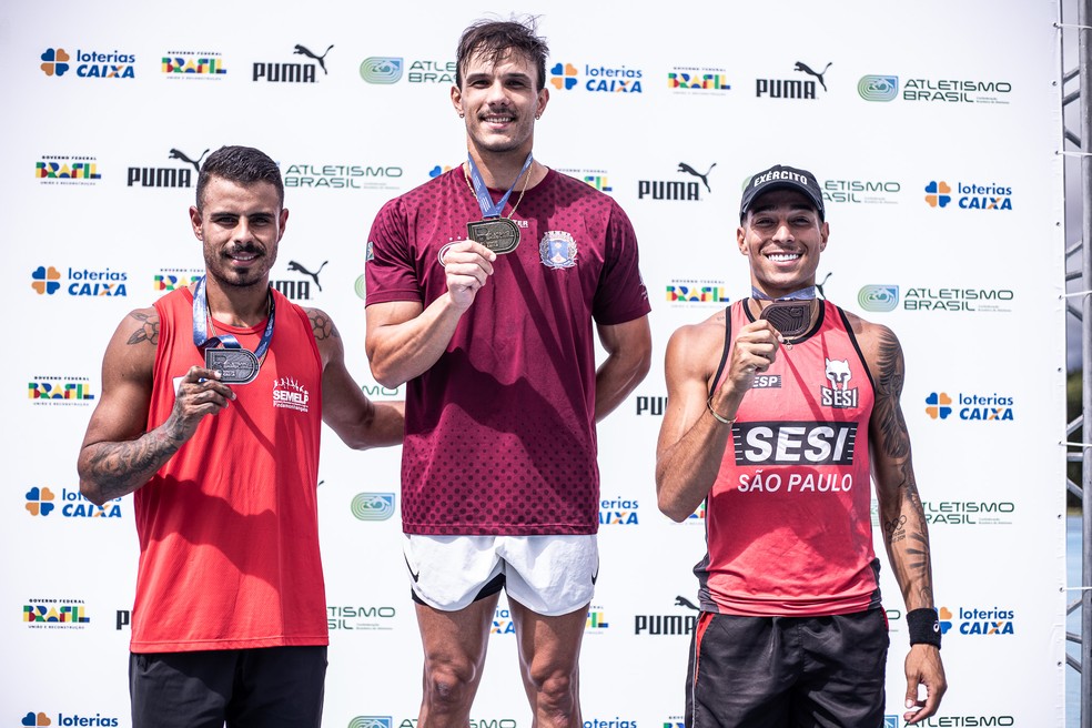 Thiago Gobatti na primeira colocação no pódio dos 60 metros no Campeonato Brasileiro de provas similares ao indoor de 2025 — Foto: Gustavo Alves/CBAt