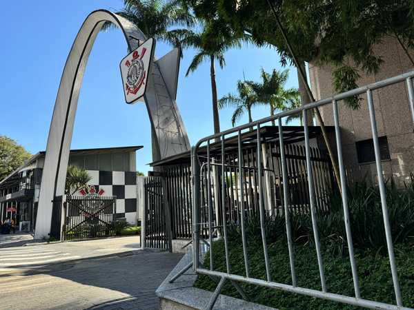 Polícia Federal fiscaliza sede do Corinthians; clube afirma que está tudo normal.