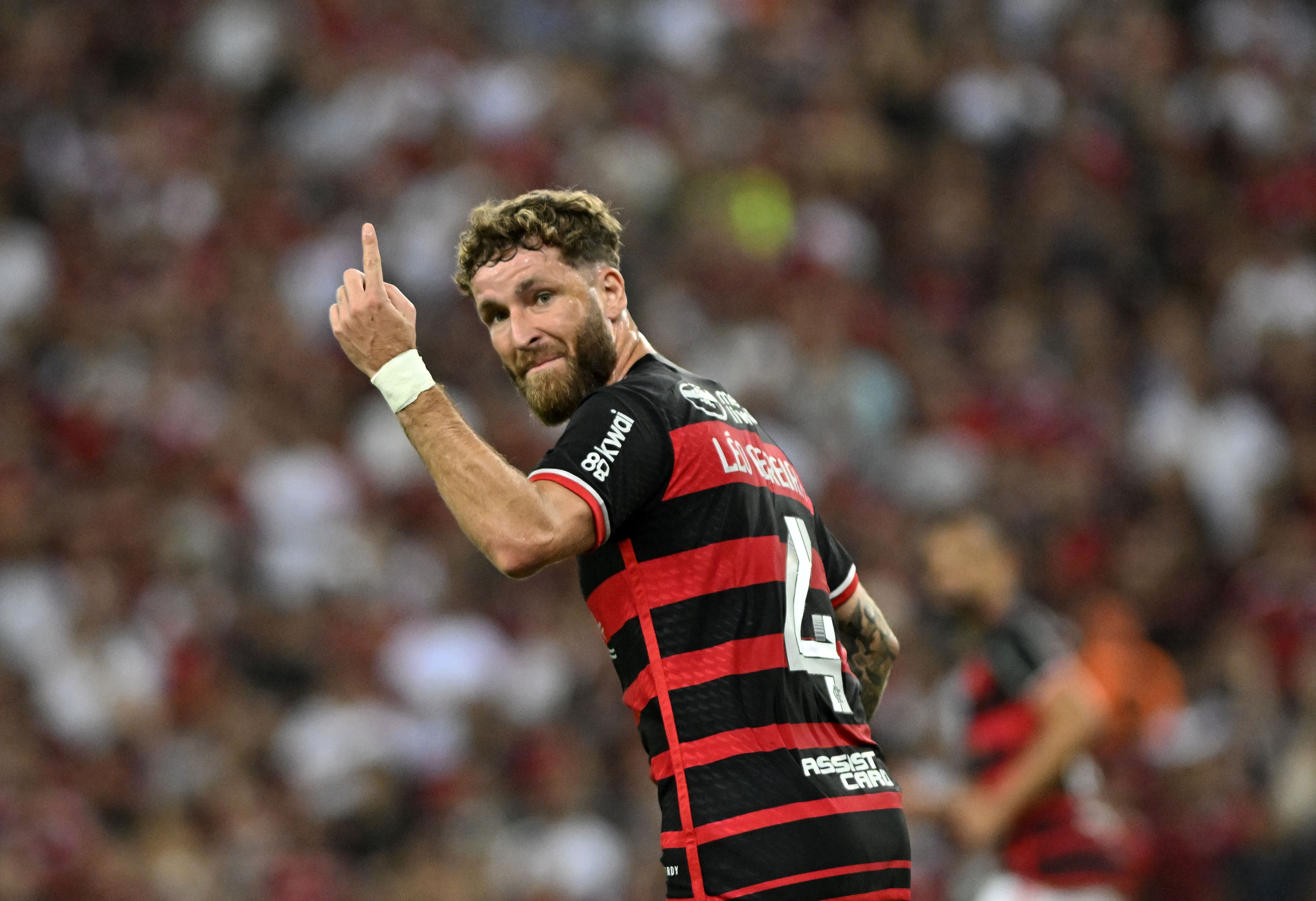 Destaque: Léo Pereira impulsiona Flamengo e Filipe Luís cogita trio defensivo.