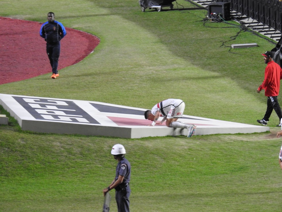 Luciano beija escudo do São Paulo em comemoração de gol — Foto: Eduardo Rodrigues