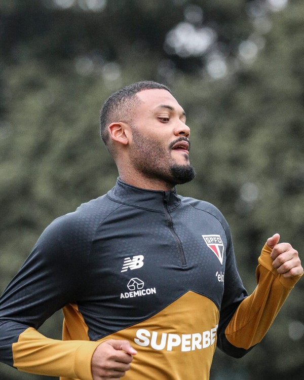 Sabino avança em tratamento e corre no gramado da Barra Funda.