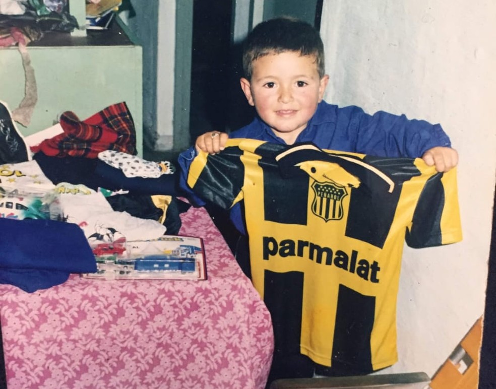 Arrascaeta  com a camisa do Peñarol na infância — Foto: Arquivo pessoal